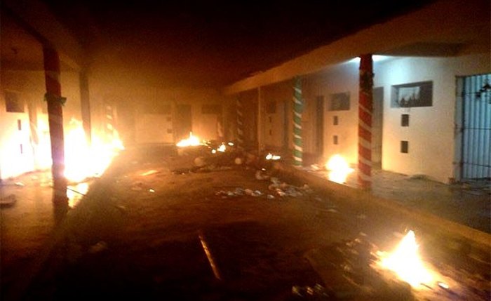 Detentas se rebelam e queimam colchões em presídio feminino no RN Detentas se rebelam e queimam colchões em presídio feminino no RN
