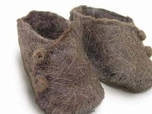 Com os quilos de cabelos coletados, ela confeccionou também pantufas
