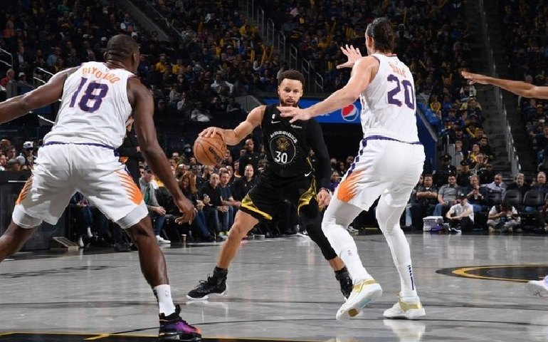 Stephen Curry volta, mas Warriors perdem dos Suns e seguem em crise na NBA