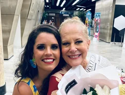 4 - Lucinha Lins e Mona Vilardo nos bastidores.jpg 