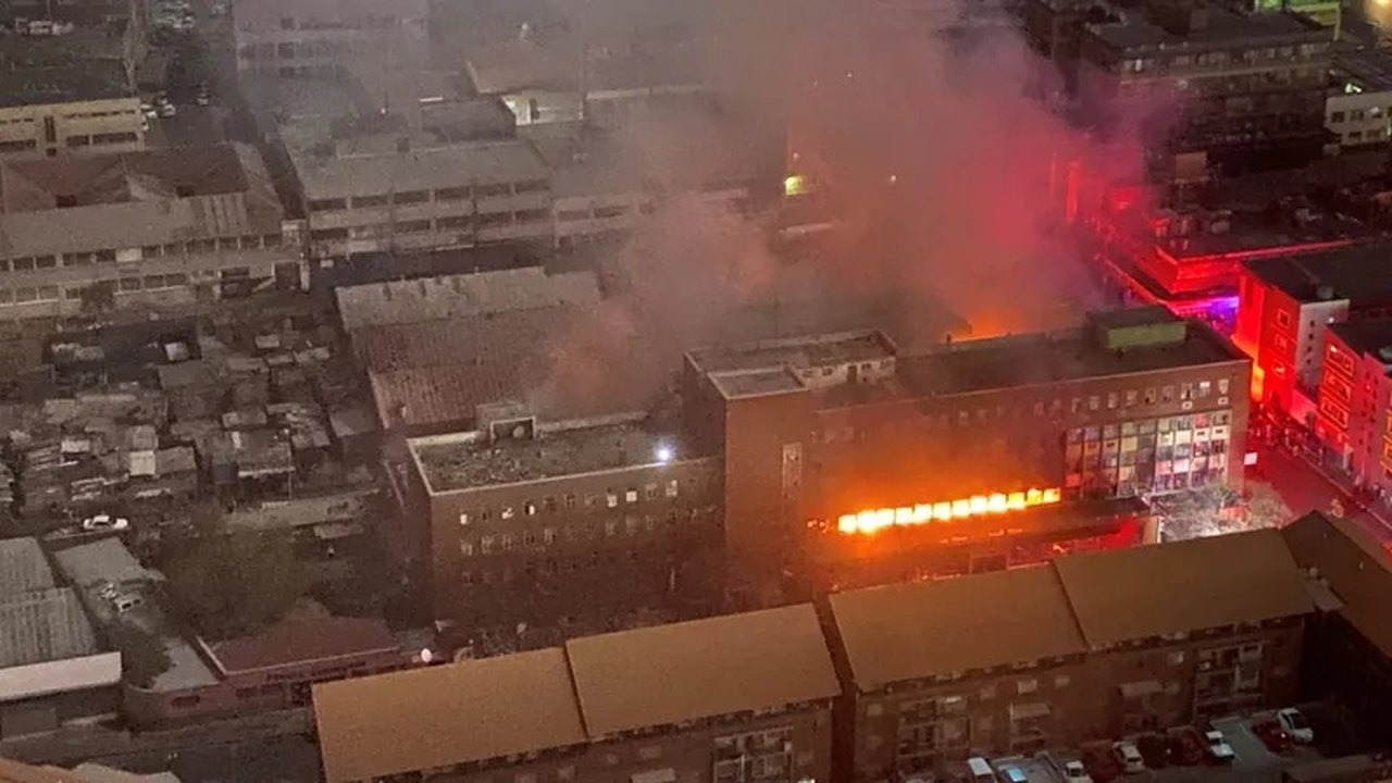 Incêndio em prédio deixa 73 mortos na África do Sul