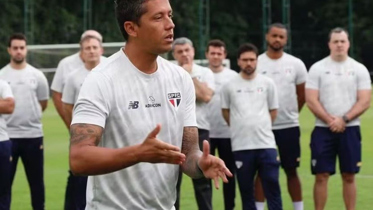 Carpini enfatiza a responsabilidade de comandar o São Paulo em seu 1º contato com o elenco