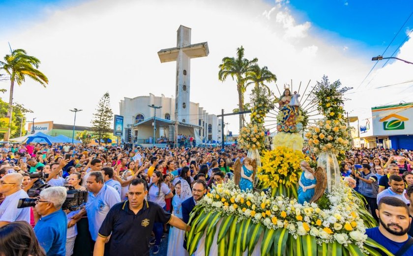 Procissão com milhares de fiéis encerram festa da padroeira