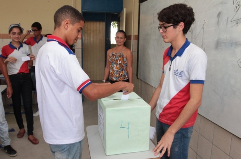 Estudantes elegem representantes de grêmios estudantis