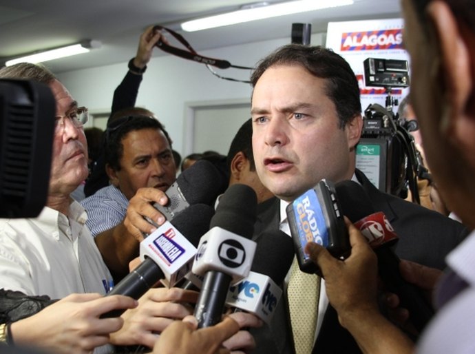 Renan Filho pede serenidade aos agentes penitenciários em greve