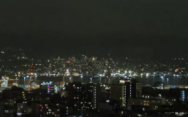 Céu relampeja antes de um estrondo sônico ser ouvido sobre Vancouver