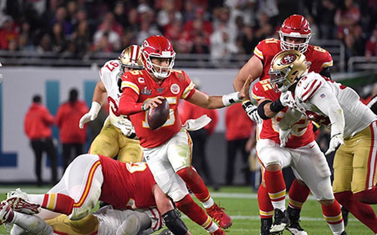 Super Bowl 2024: Chiefs vence, Kelce e Taylor Swift comemoram com beijo e Beyoncé anuncia novo álbum