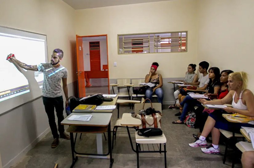 Pé-de-meia: nascidos em março e abril recebem hoje incentivo matrícula