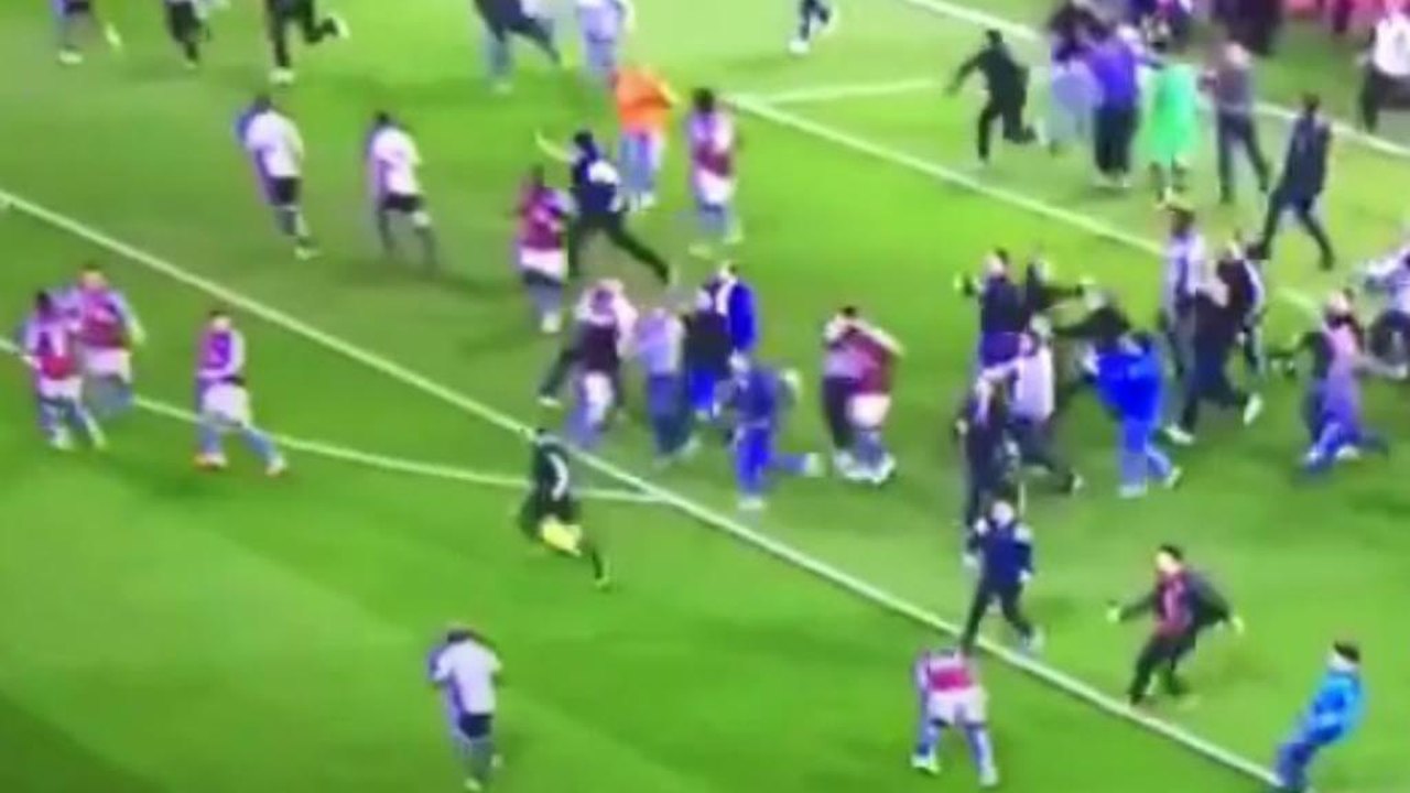 Partida da quinta divisão na Inglaterra termina com invasão, agressão e árbitro atingido por sinalizador; vídeo