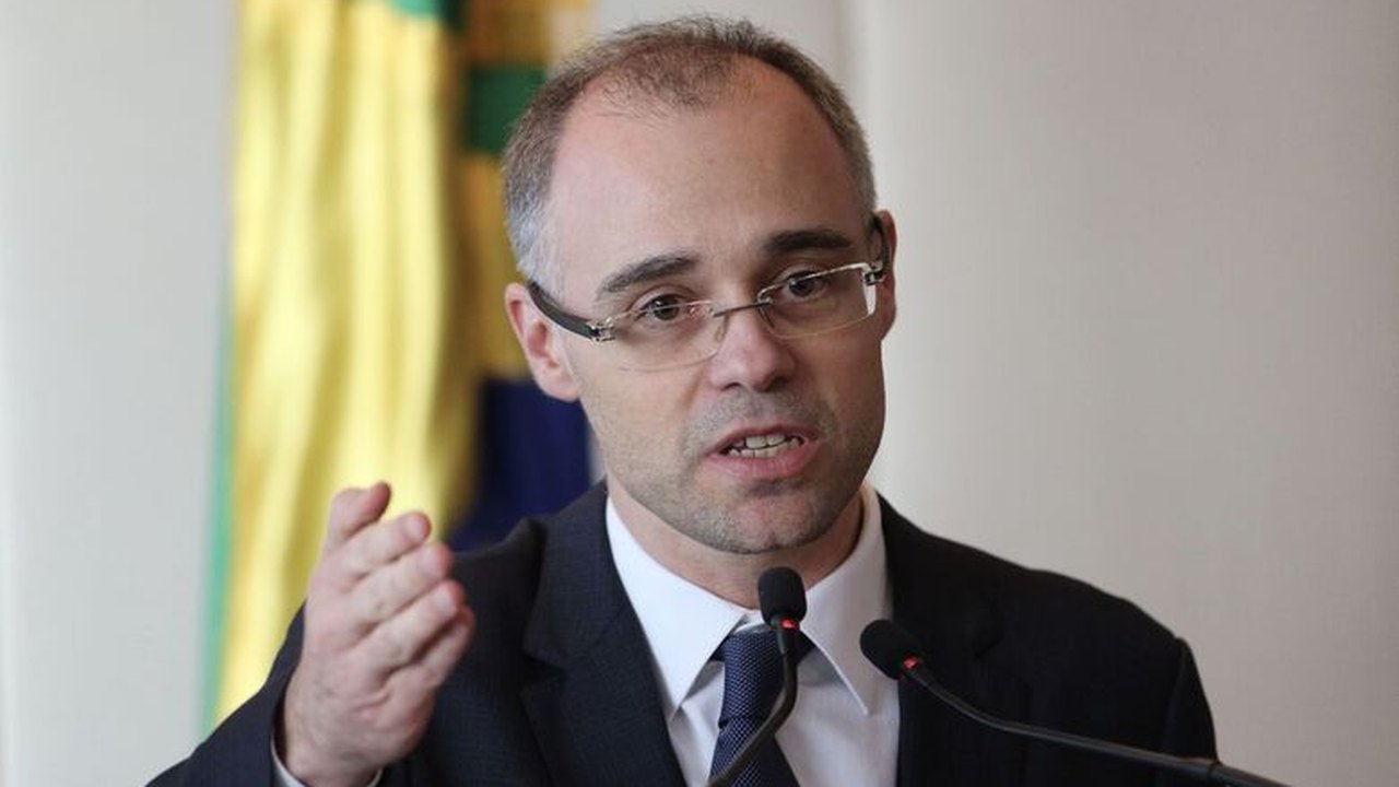 Mendonça tenta esfriar crise entre Bolsonaro e STF