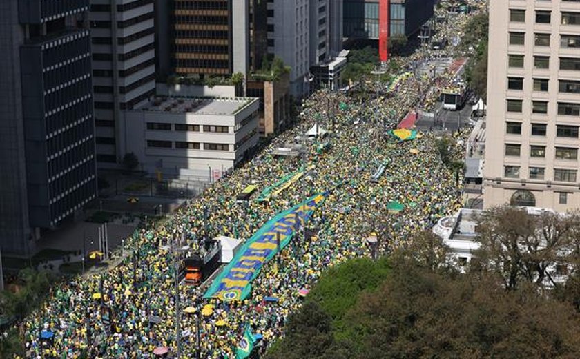 Pauta antidemocrática ocupa Paulista