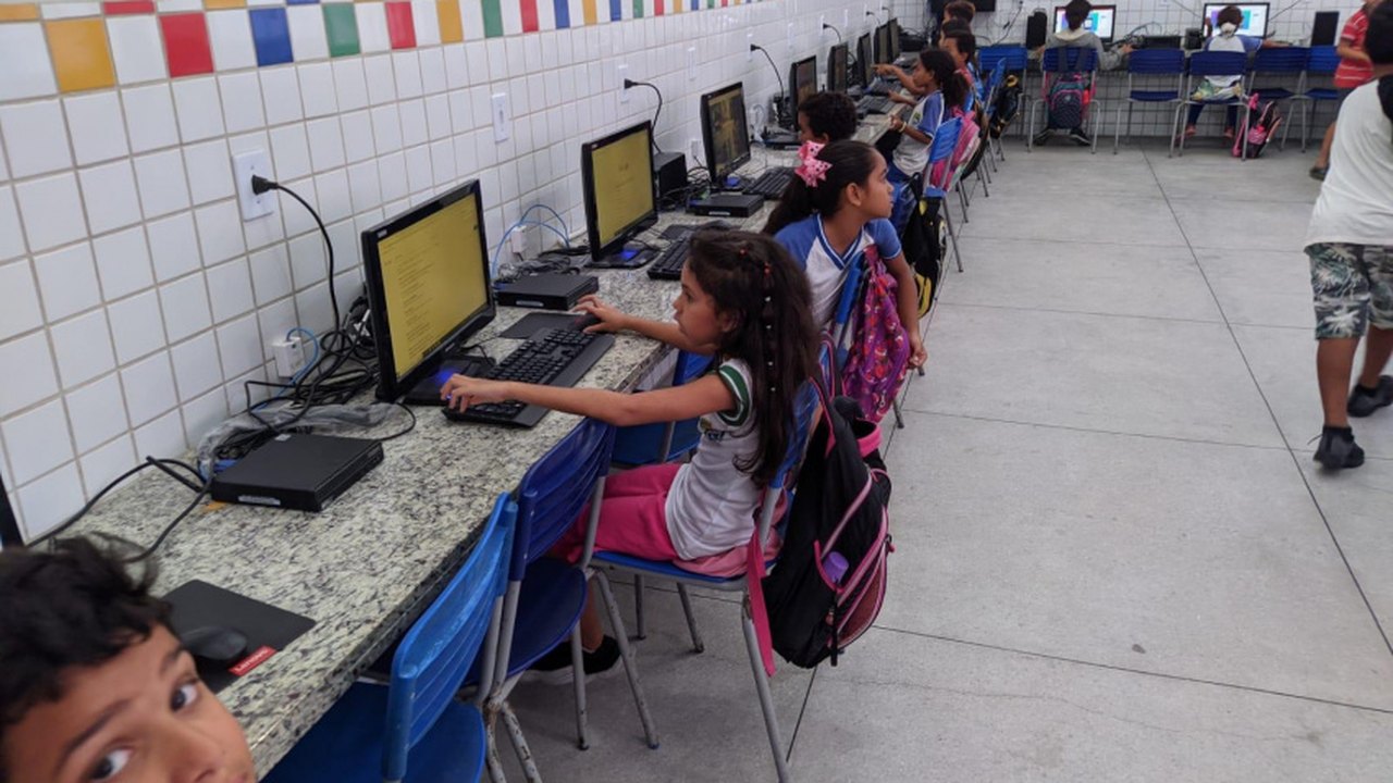Educação entrega 345 computadores novos e 24 laboratórios de informática estão em funcionamento nas escolas municipais