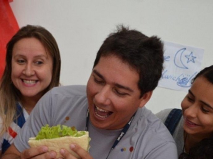Alunos de idiomas apresentam sanduíches em Batalha gastronômica