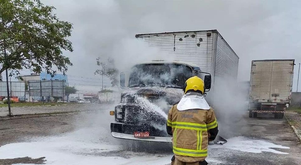 Incêndio atinge cabine de caminhão em Nossa Senhora do Socorro / Foto: Foto: Divulgação/CBMSE