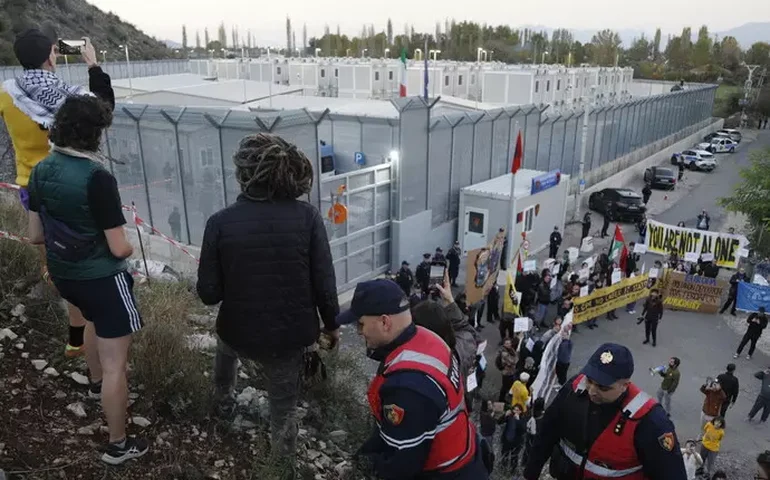 UE endurece políticas migratórias e reforça linha de Meloni