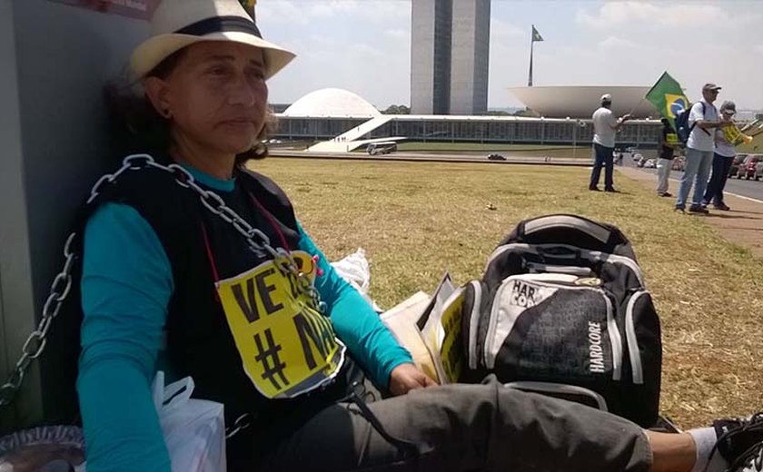 Servidora do TRT de AL continua acorrentada em frente ao Congresso Nacional