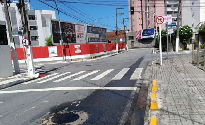 Posso de visita de esgoto direcionava efluentes diretamente para a rede de drenagem. Posso de visita de esgoto direcionava efluentes diretamente para a rede de drenagem.