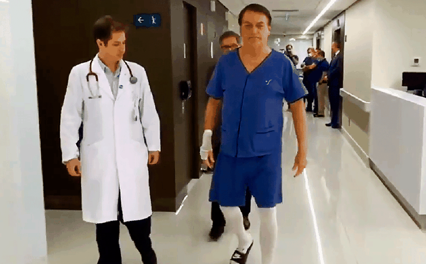 Bolsonaro deixa Hospital Vila Nova Star, em São Paulo, depois de receber alta