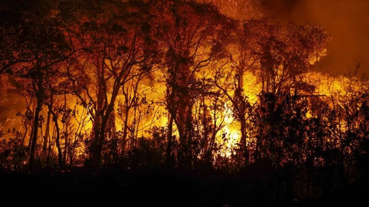 Incêndios florestais tomam conta de cerca de 10 quilômetros em Sarat Bani Malik, na Arábia Saudita