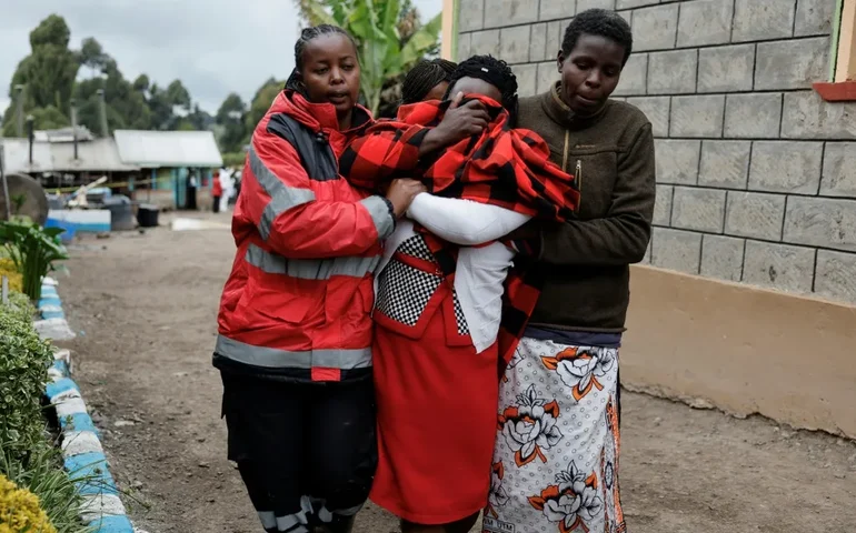 'Encontrem meu filho': Famílias aguardam com angústia notícias de filhos após incêndio em escola do Quênia
