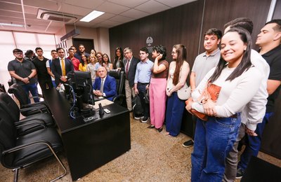 Otávio Praxedes recebe alunos do Cesmac e apresenta rotina do gabinete