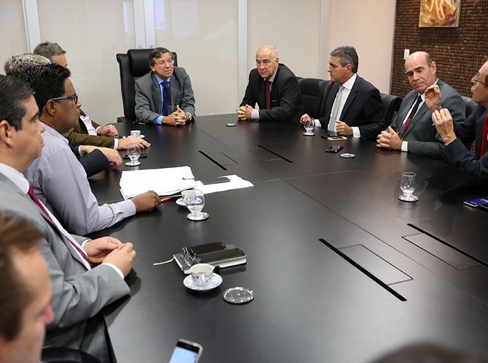 Presidente do TJ discute segurança com juízes e secretários de Estado