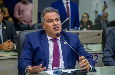 Samyr Malta homenageia Marise Pinto Araújo, professora e referência no Eustáquio Gomes