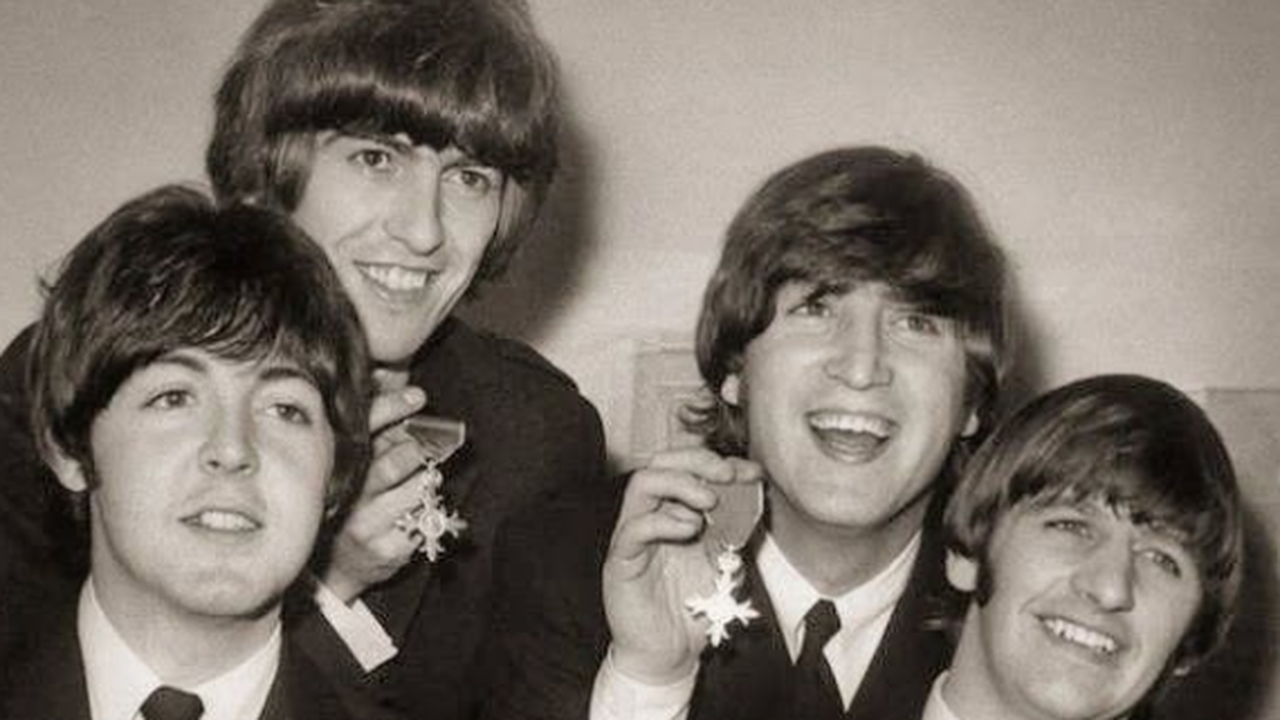 Mais de 4 mil fãs: há 60 anos, a rainha Elizabeth condecorava os Beatles em um encontro histórico em Buckingham