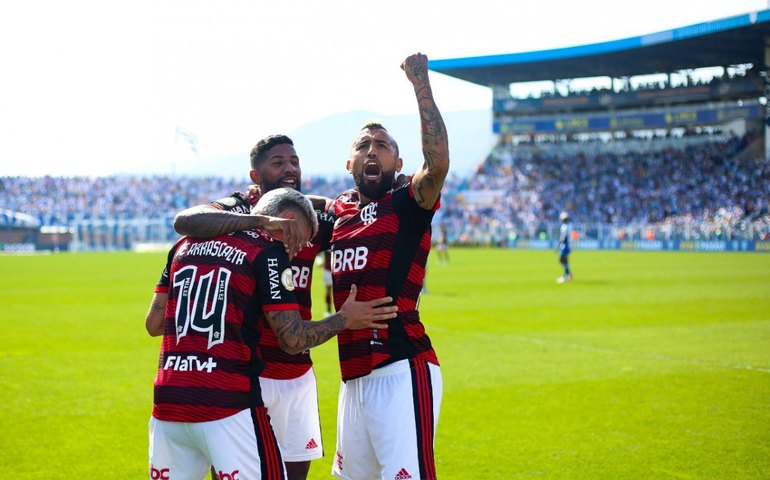Vidal comemora vitória na estreia pelo Flamengo e garante estar ‘100%’