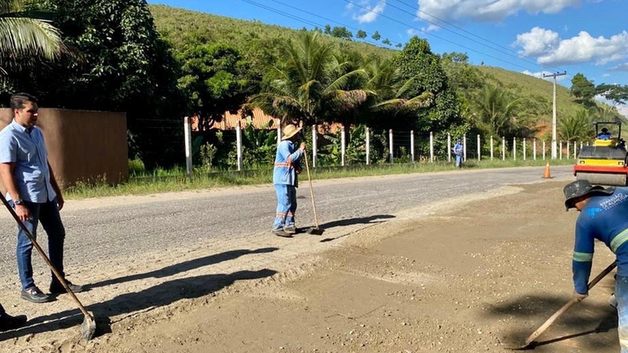 Prefeito Arthur Freitas acompanha obra de recapeamento asfáltico no acesso à Santana do Mundaú