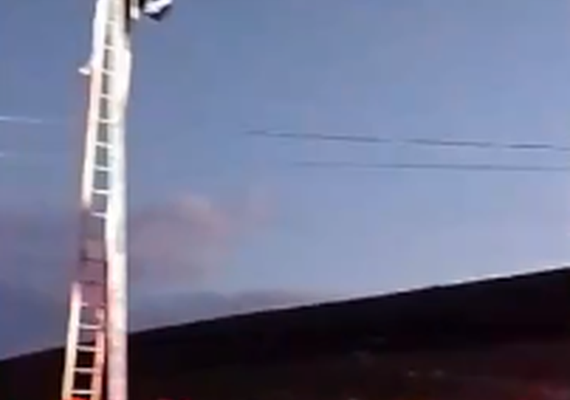 Funcionário de empresa de internet morre eletrocutado em poste