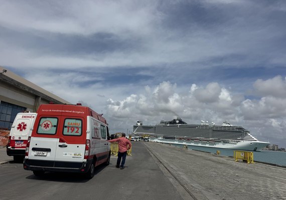 Samu atende idoso a bordo de navio atracado no Porto de Maceió