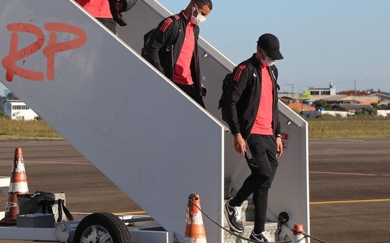 Aeronave do São Paulo sofre problema em Guarulhos e atrasa retorno da delegação