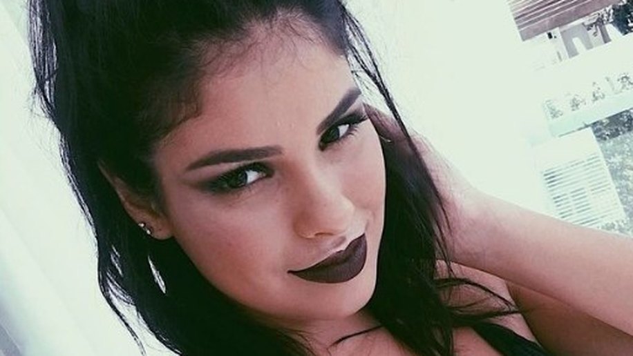 Ex BBB, Munik, posta foto decotada e é elogiada pelos fãs