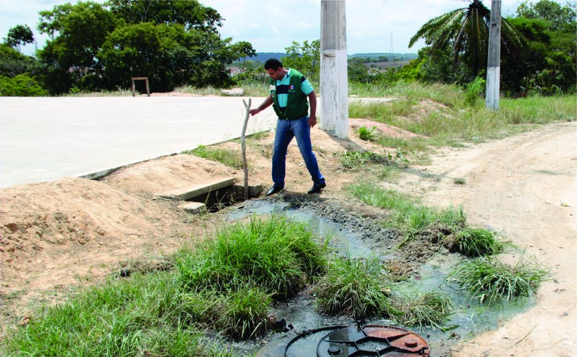 Equipe fiscaliza descarte de esgoto em área de Mata Atlântica