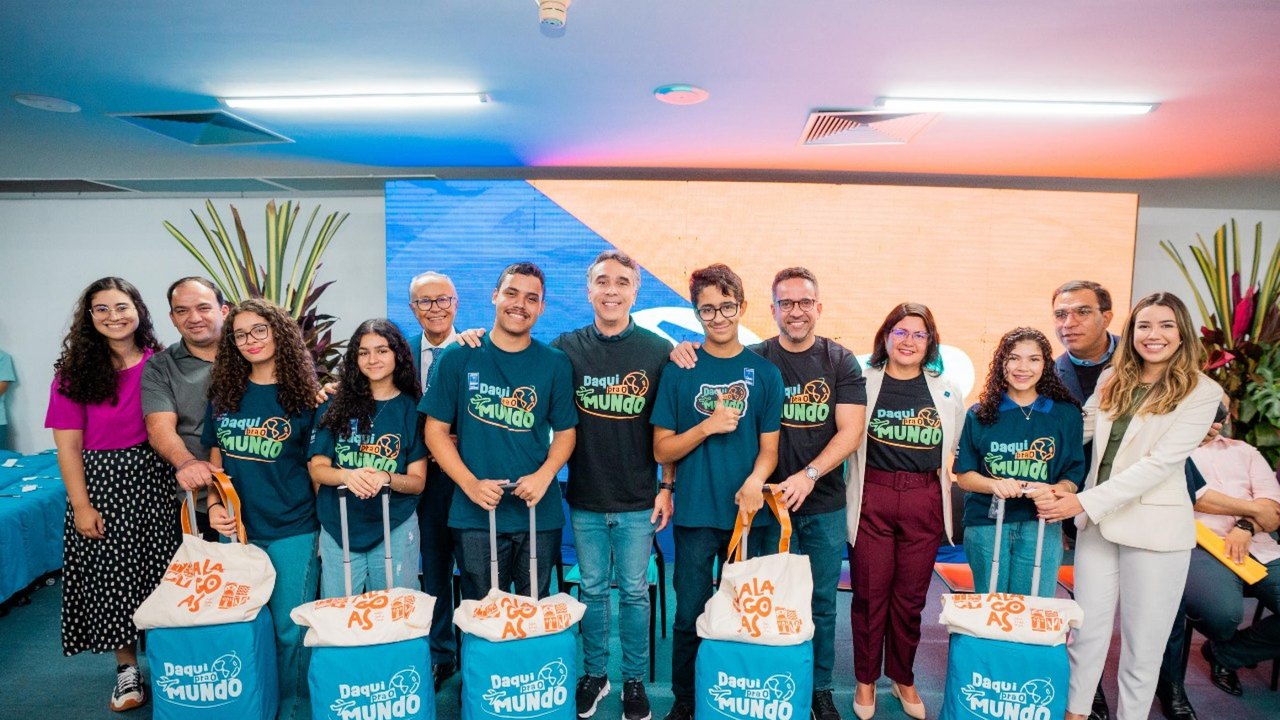 Daqui pra o Mundo: estudantes recebem kits do intercâmbio para a Inglaterra nesta terça