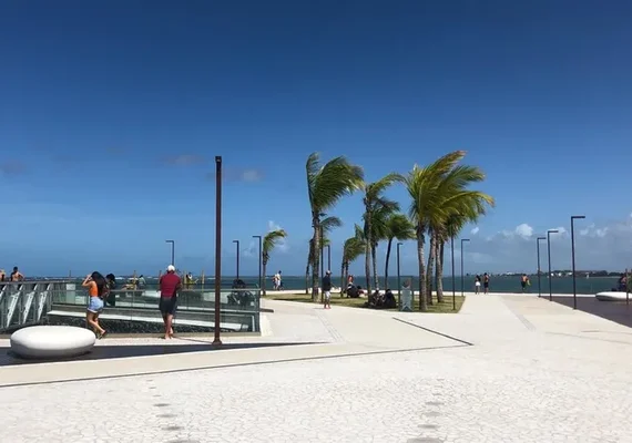 Incêndio em barraca de comida mobiliza bombeiros na Ponta Verde