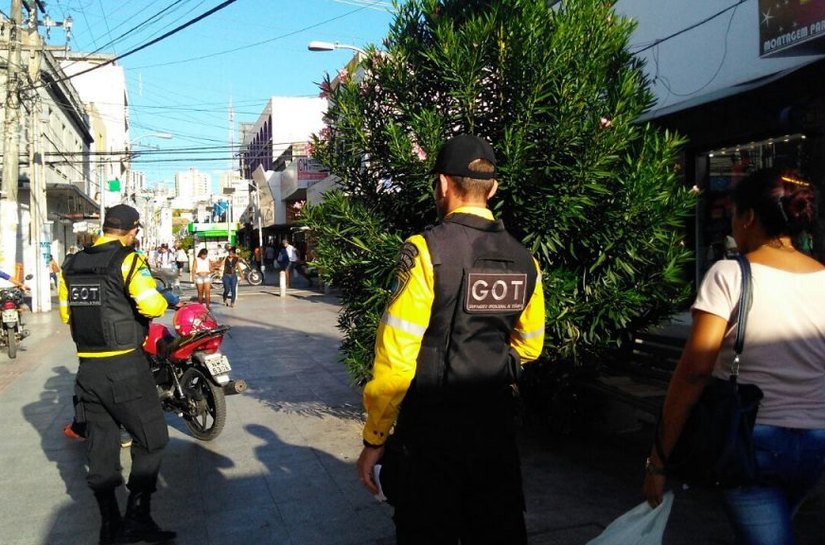 Operação coíbe trânsito irregular no calçadão do Centro