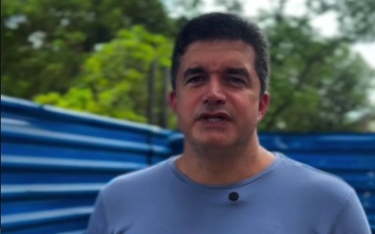 Rui Palmeira denuncia abandono de obras públicas em praça e areninha em Maceió