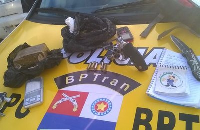 BPTran apreende arma e drogas com indivíduoseu no Rosane Collor