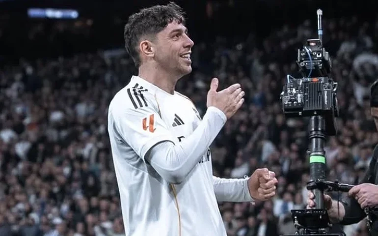 Valverde brilha de novo, Real Madrid goleia Elche e pressiona o Barcelona