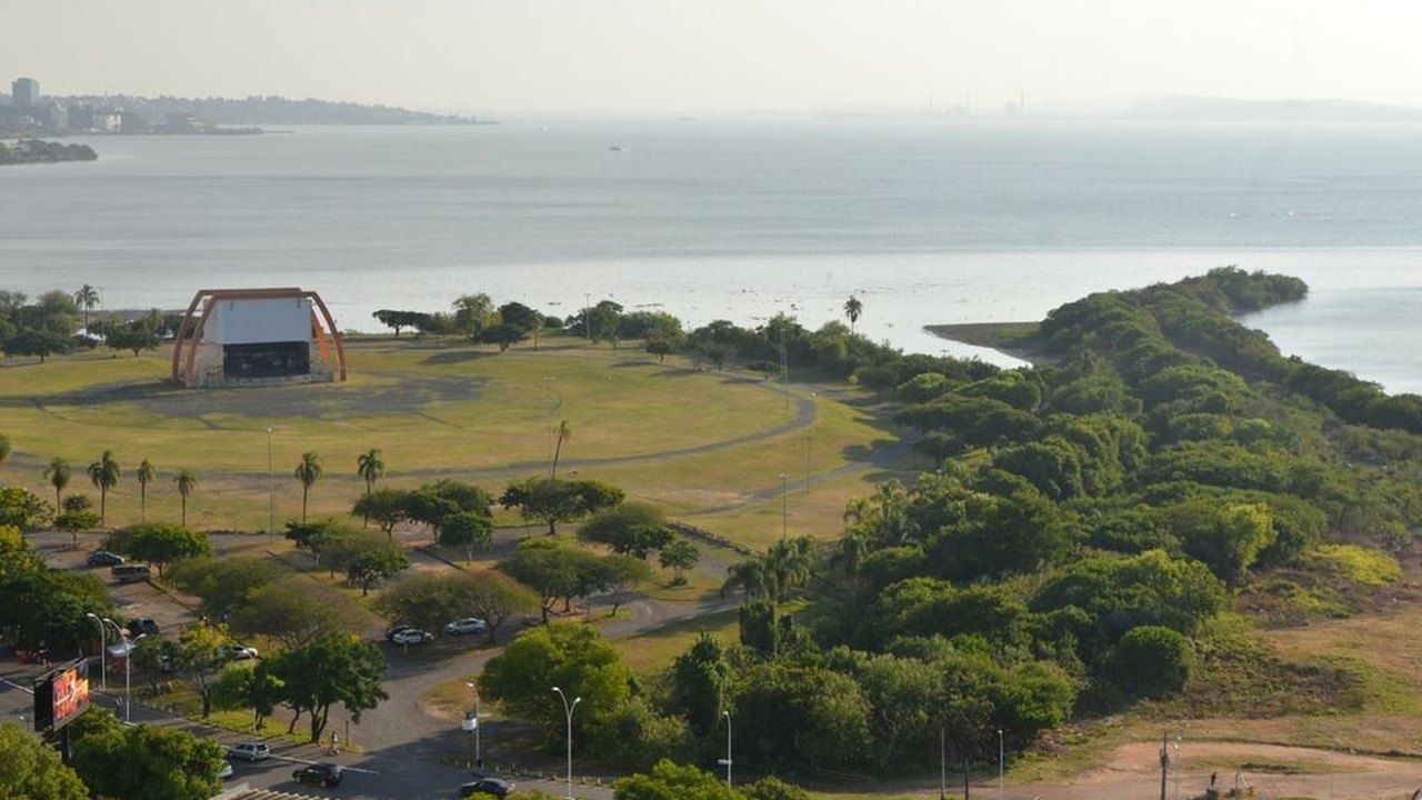 Rio Guaíba transborda e campos do CT do Internacional ficam totalmente alagados