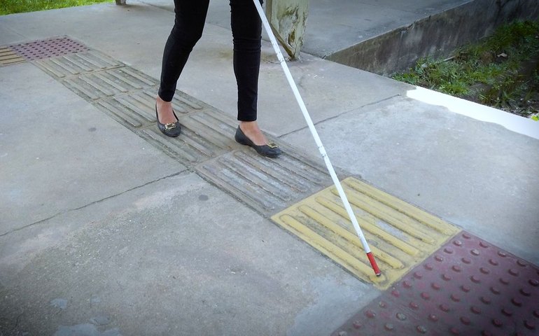 Concurso pioneiro lança edital para produção de bengalas inteligentes