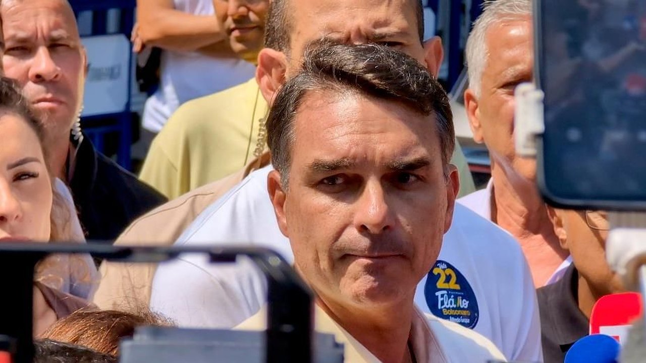Flávio Bolsonaro acusa Rádio Nacional de favorecer Lula e recorre ao TSE para pedir cassação