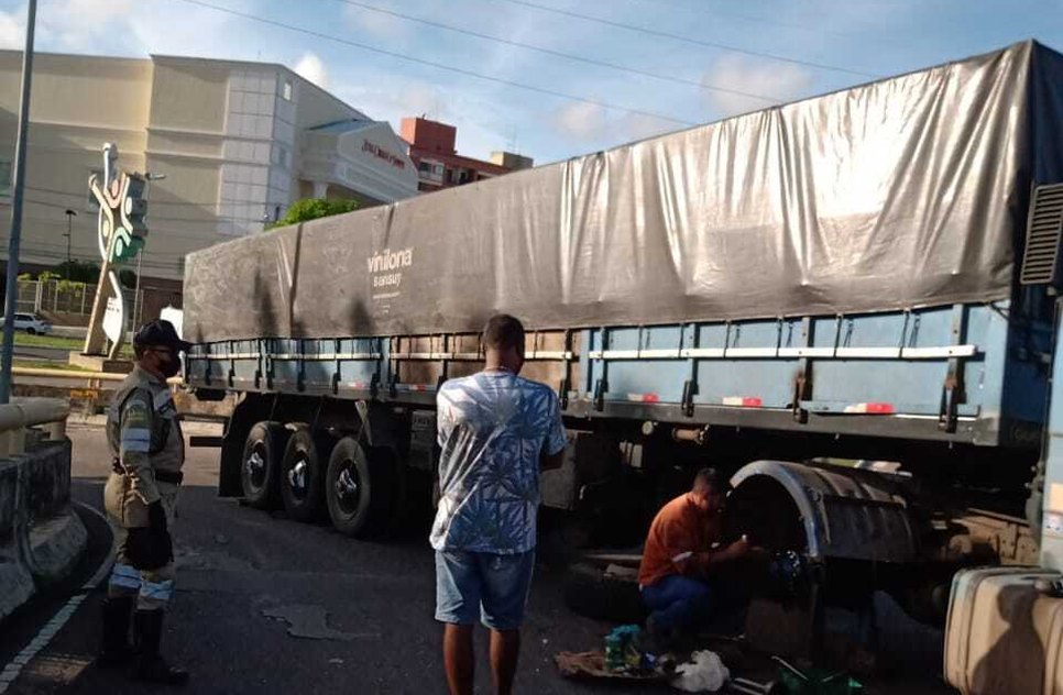 Carreta apresentou falha mecânica em alça do viaduto do DIA, em Aracaju / Foto: Foto: SMTT