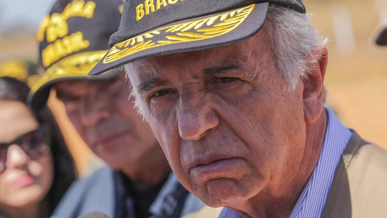Ministro da Defesa visita local da queda de helicóptero da Marinha