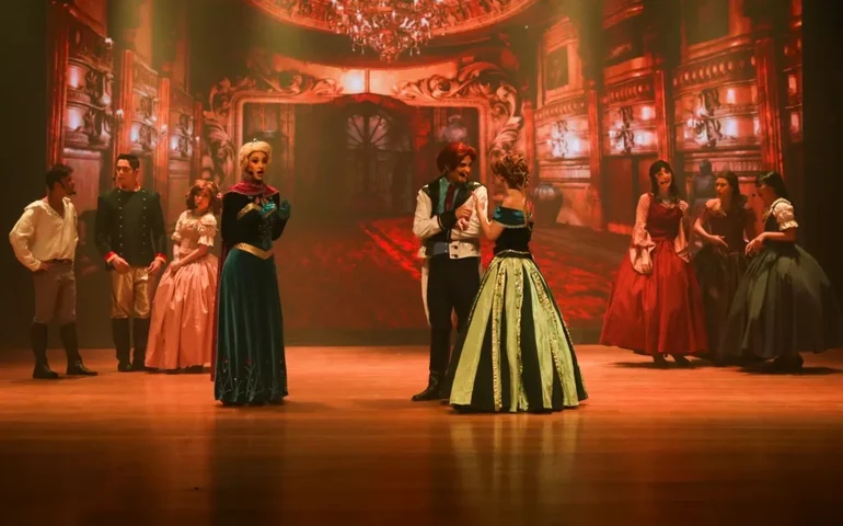 Espetáculo traz a magia da animação Frozen aos palcos do Teatro Gustavo Leite