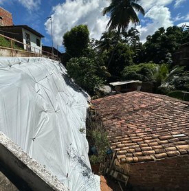 Maceió intensifica proteção de encostas com aplicação preventiva de lonas