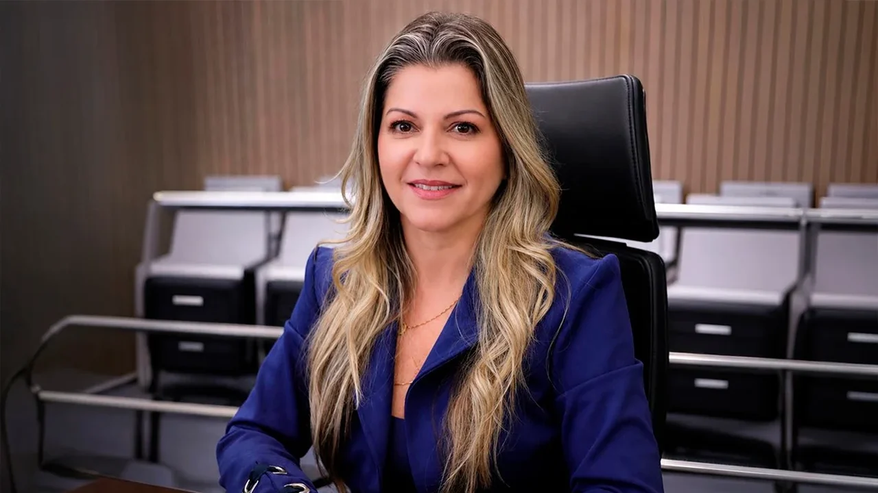 Michelle Palladino assume o Crea-AL e faz história como primeira engenheira eletricista presidente