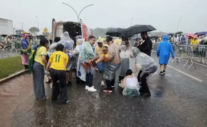 Pessoas se mobilizam para socorrer manifestantes feridos